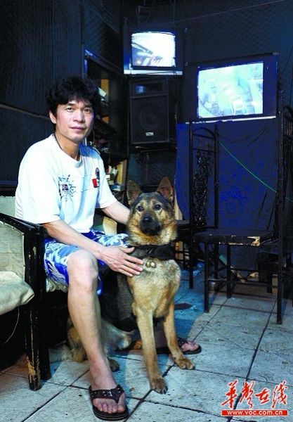 钉子户哥弟架设摄像头24小时守屋 外加养3条狼狗1条藏獒防强拆 