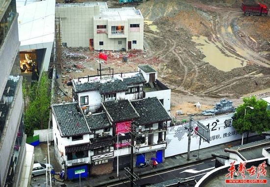 钉子户哥弟架设摄像头24小时守屋 外加养3条狼狗1条藏獒防强拆 