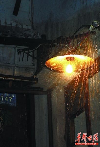 钉子户哥弟架设摄像头24小时守屋 外加养3条狼狗1条藏獒防强拆 