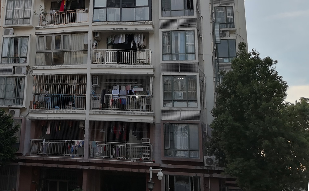 房产遗赠未经公证又无遗嘱继承公证书，办理房屋产权转移登记遭拒后起诉获胜