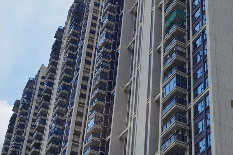 虽然法院已判决开发商向买受人交付房屋，但买受人不能据此判决排除对该房屋执行