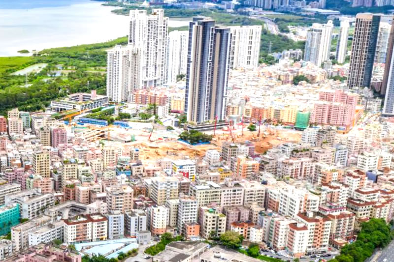 征用农村集体土地后未对原农村居民房屋补偿，应当参照《城市房屋拆迁管理条例》补偿安置