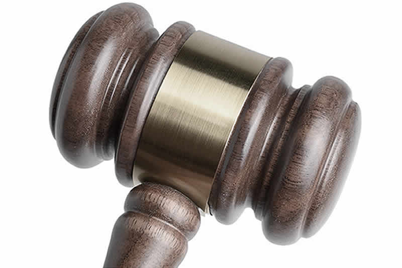 实际施工人在承包人处任职，其代表承包人签订施工合同，属于履职行为还是借用资质挂靠？